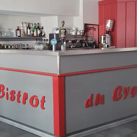 Logis Le Cygne Отель