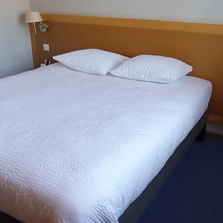 Отель Logis Le Cygne Yssingeaux