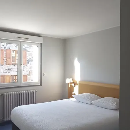Отель Logis Le Cygne Yssingeaux