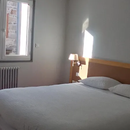 Logis Le Cygne Отель Yssingeaux