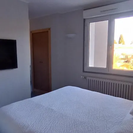 Отель Logis Le Cygne Yssingeaux