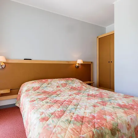 Отель Logis Restaurant Le Cygne 2*